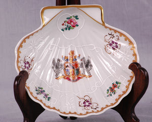 Samson Porcelain Scallop Shell Dish with a Coat of Arms